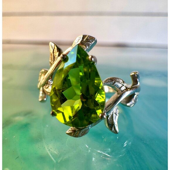 2.18ct Peridot Leaf Ring – Sterling Silver White Gold-Plated Size 5.5 - Picture 1 of 6